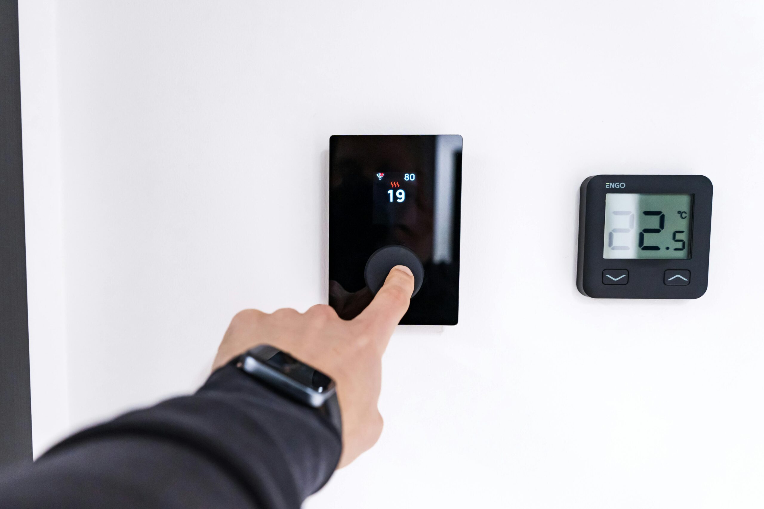 Suhu AC Tidak Sesuai Remote? Ini Cara Cek & Solusi Termostatnya!
