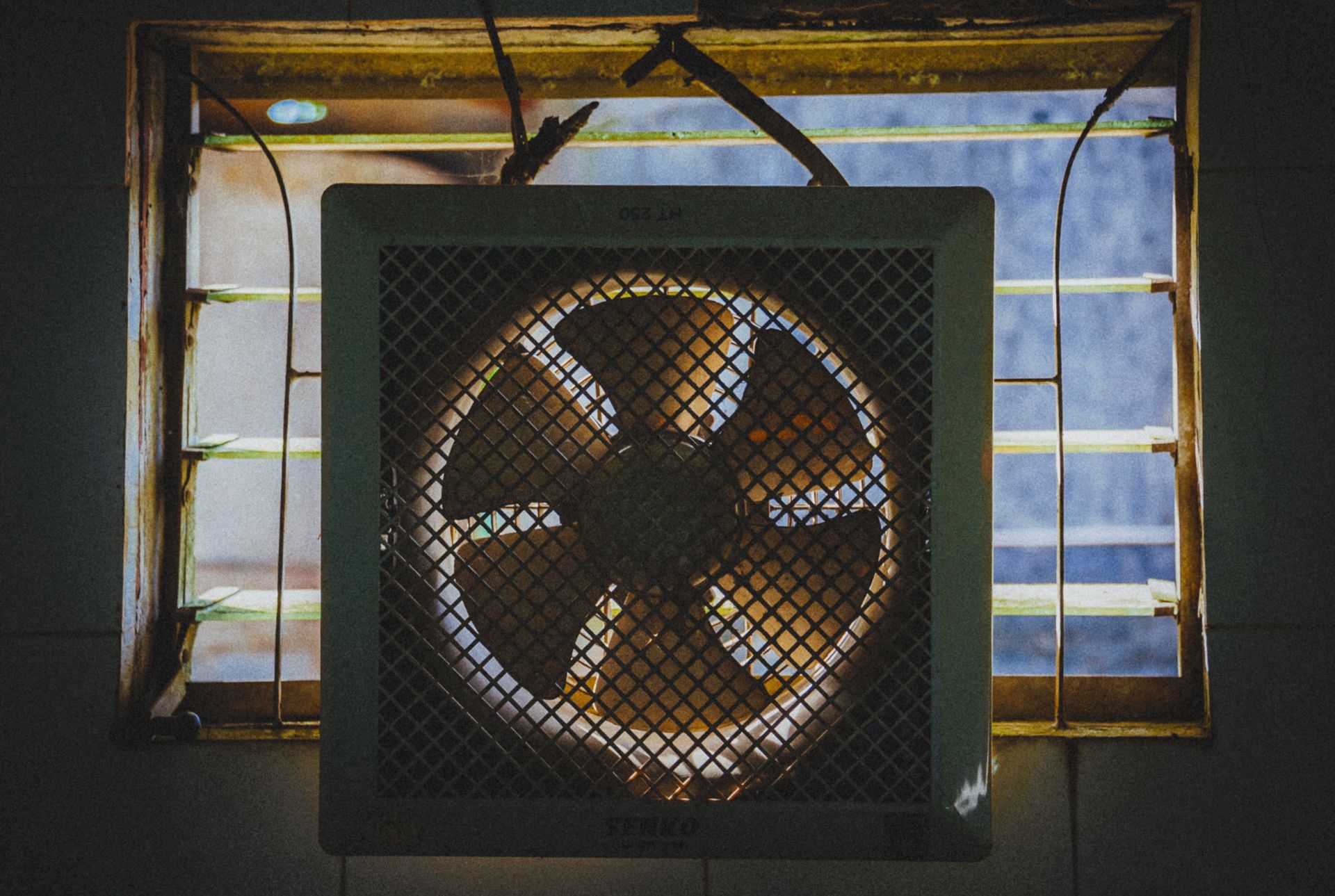 Exhaust Fan vs AC, Mana yang Lebih Tepat untuk Membuat Ruangan Nyaman?